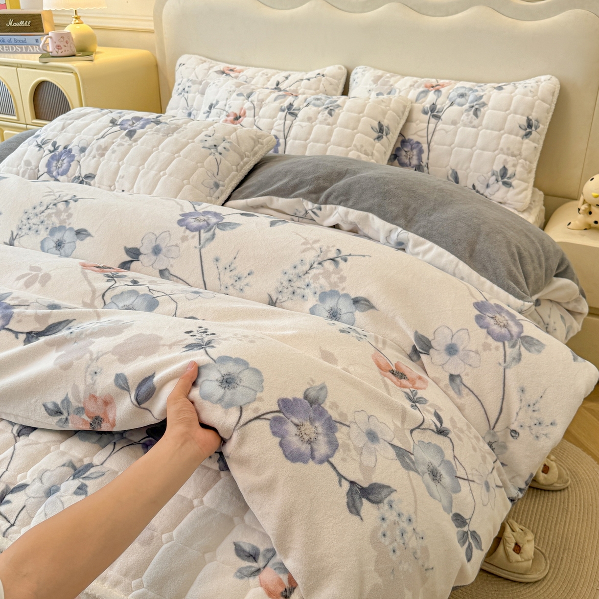 91家纺网 家纺一手货源 找家纺 LIFE.丽芙 2025秋冬新款A类牛奶绒加厚夹棉床笠+被套组合四件套 司藤