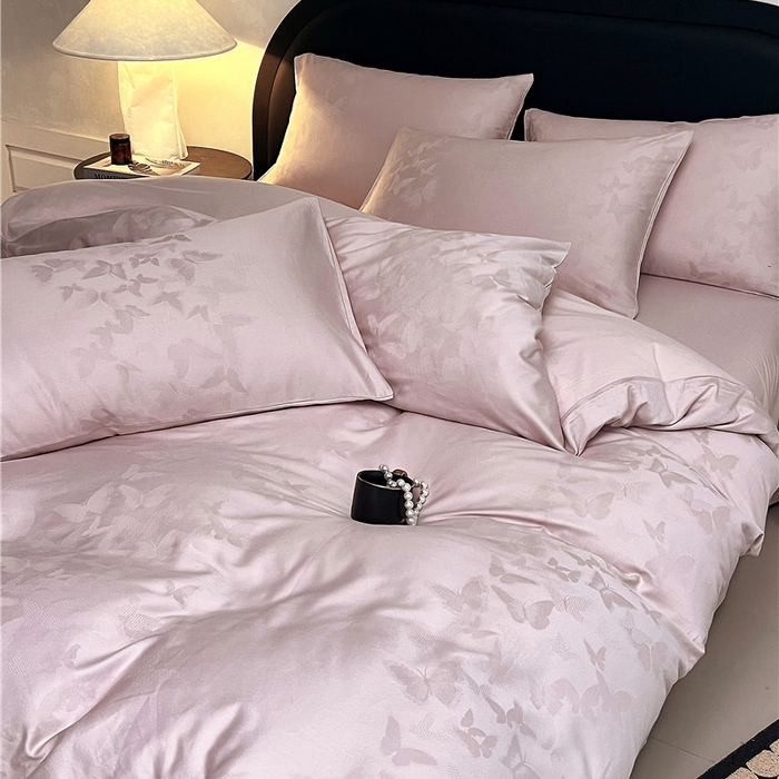 91家纺网 家纺一手货源 找家纺 琪格格纺织 2025新款50S贡缎大提花加厚全棉磨毛四件套 流光蝶影-粉紫