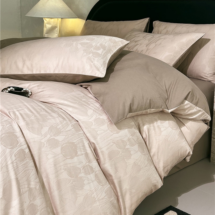 91家纺网 家纺一手货源 找家纺 琪格格纺织 2025新款50S贡缎大提花加厚全棉磨毛四件套 罗拉之梦-可可棕