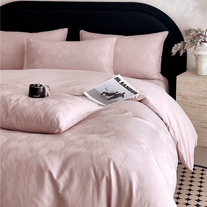 91家纺网 家纺一手货源 找家纺 琪格格纺织 2025新款50S贡缎大提花加厚全棉磨毛四件套 罗拉之梦-粉紫