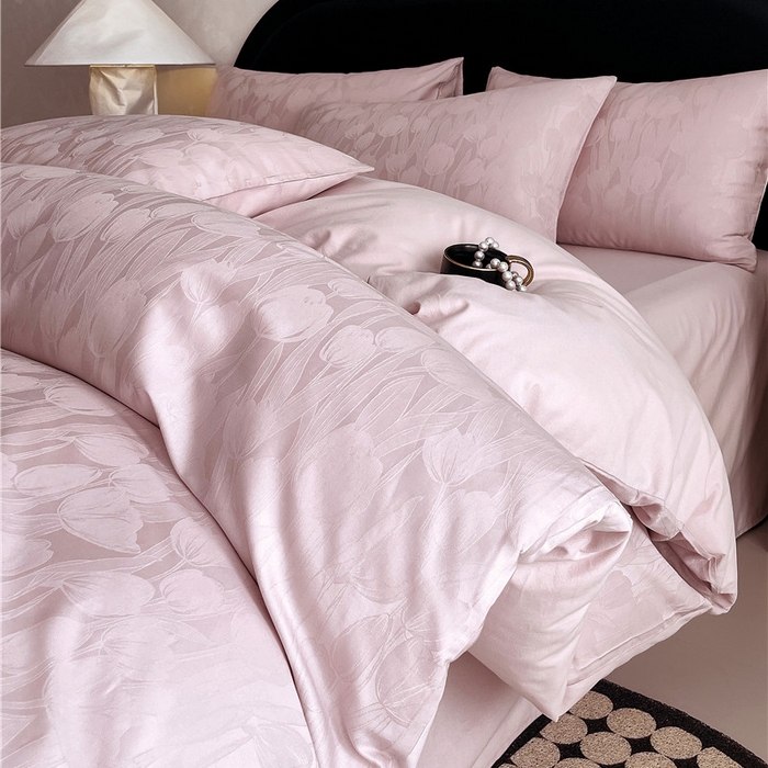 91家纺网 家纺一手货源 找家纺 琪格格纺织 2025新款50S贡缎大提花加厚全棉磨毛四件套 罗拉之梦-粉紫