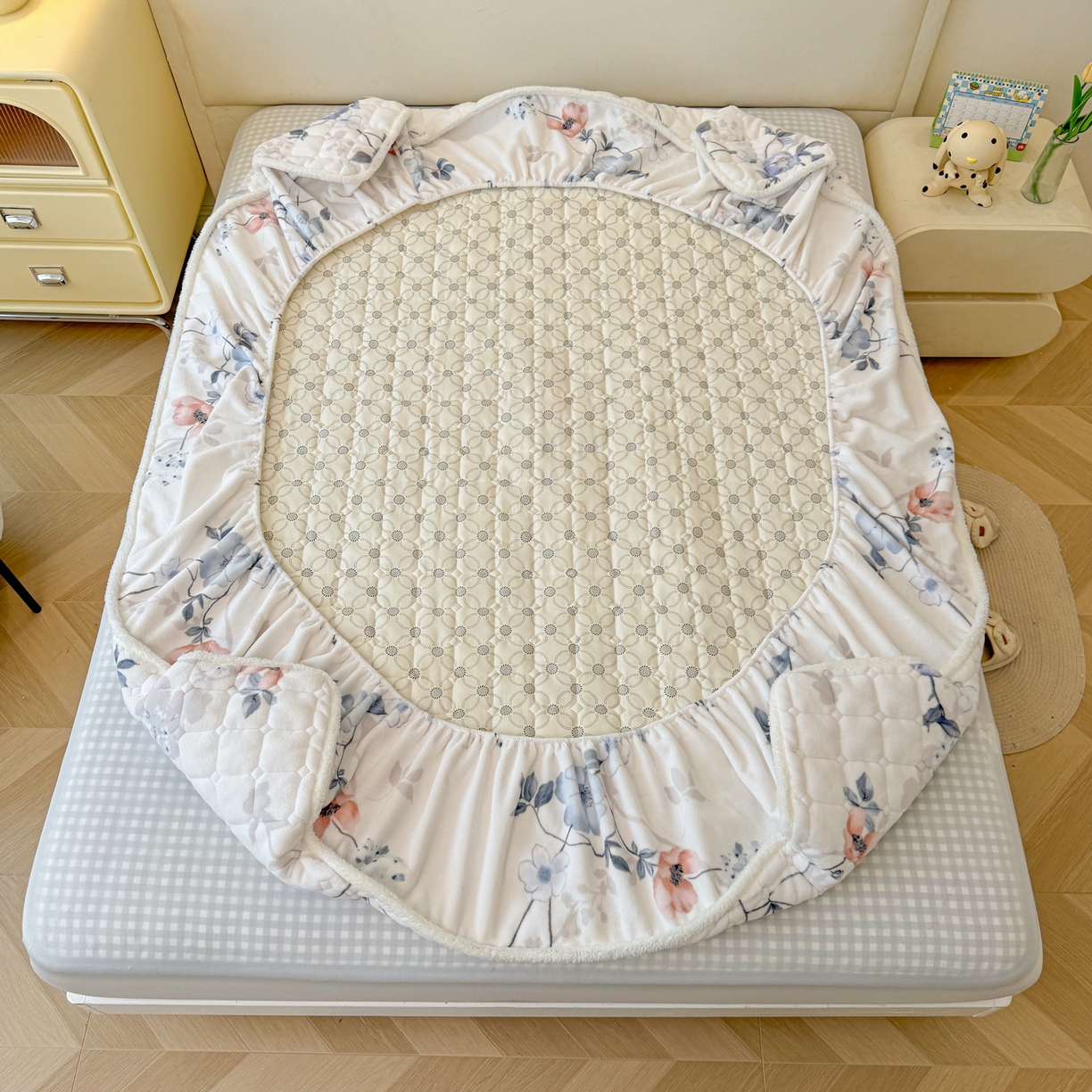 91家纺网 家纺一手货源 找家纺 LIFE.丽芙 2025秋冬新款A类牛奶绒加厚夹棉床笠+被套组合四件套 司藤