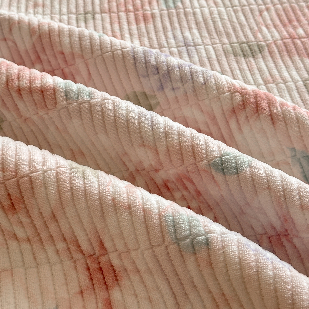 91家纺网 家纺一手货源 找家纺 桃心家居 2025新款韩版花边法式花卉碎花加厚牛奶绒多功能床盖单件单床盖床盖三件套单品 绒床盖-花边微朵粉