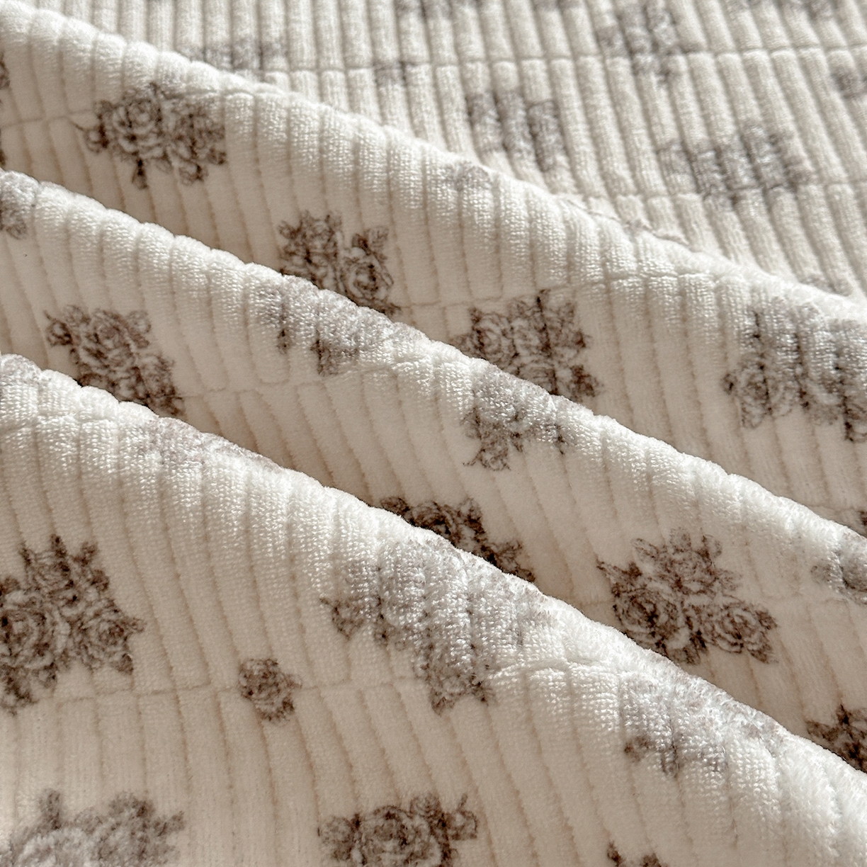 91家纺网 家纺一手货源 找家纺 桃心家居 2025新款韩版花边法式花卉碎花加厚牛奶绒多功能床盖单件单床盖床盖三件套单品 绒床盖-花边清香