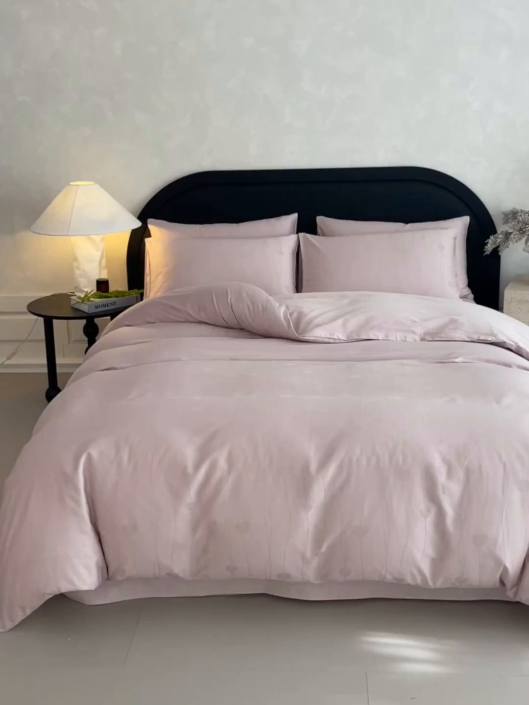 91家纺网 家纺一手货源 找家纺 琪格格纺织 2025新款50S贡缎大提花加厚全棉磨毛四件套 心愿-粉紫