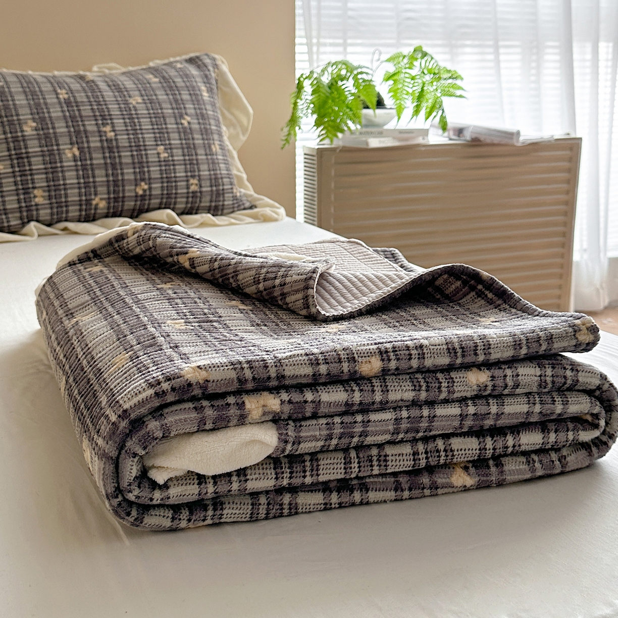 91家纺网 家纺一手货源 找家纺 桃心家居 2025新款韩版花边法式花卉碎花加厚牛奶绒多功能床盖单件单床盖床盖三件套单品 绒床盖-花边冬晚