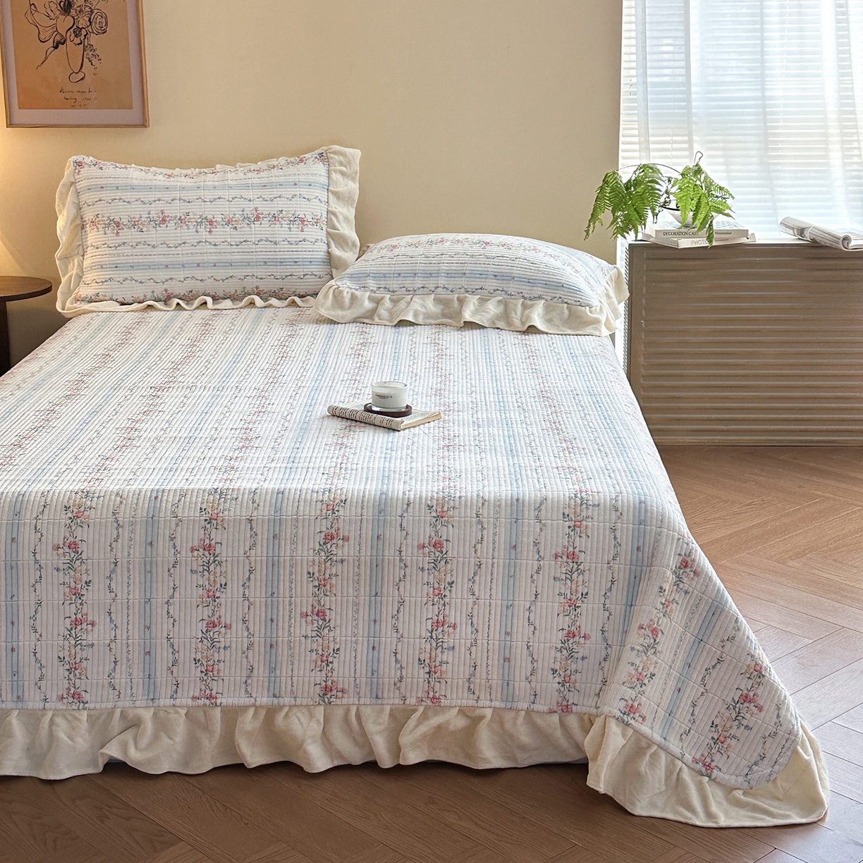 91家纺网 家纺一手货源 找家纺 桃心家居 2025新款韩版花边法式花卉碎花加厚牛奶绒多功能床盖单件单床盖床盖三件套单品 绒床盖-花边安夏