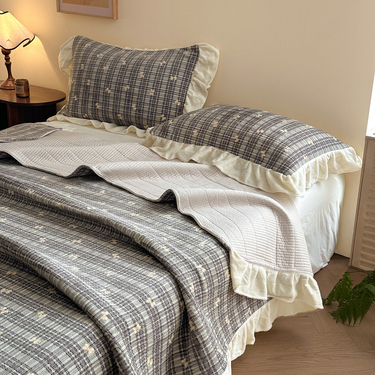 91家纺网 家纺一手货源 找家纺 桃心家居 2025新款韩版花边法式花卉碎花加厚牛奶绒多功能床盖单件单床盖床盖三件套单品 绒床盖-花边冬晚