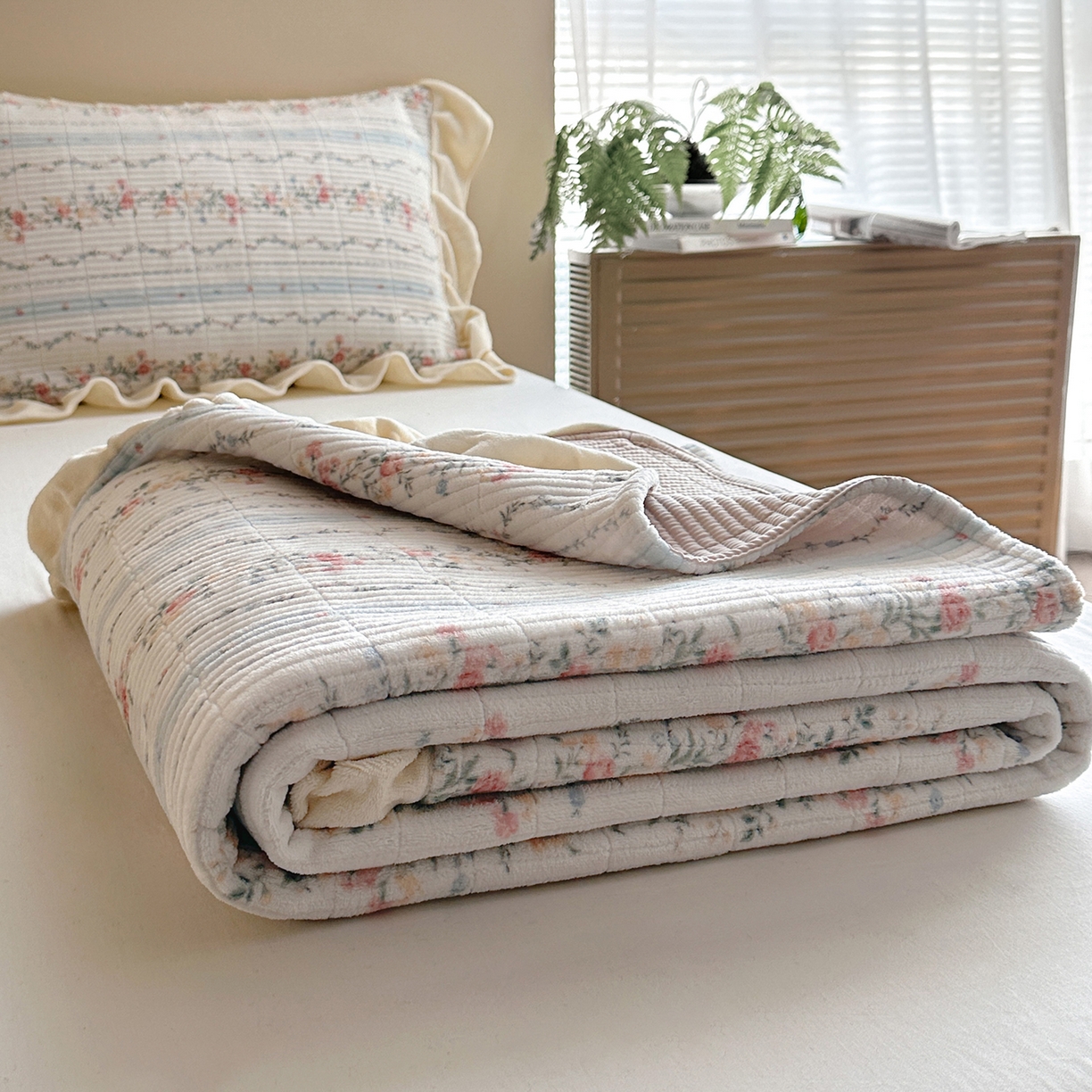 91家纺网 家纺一手货源 找家纺 桃心家居 2025新款韩版花边法式花卉碎花加厚牛奶绒多功能床盖单件单床盖床盖三件套单品 绒床盖-花边安夏