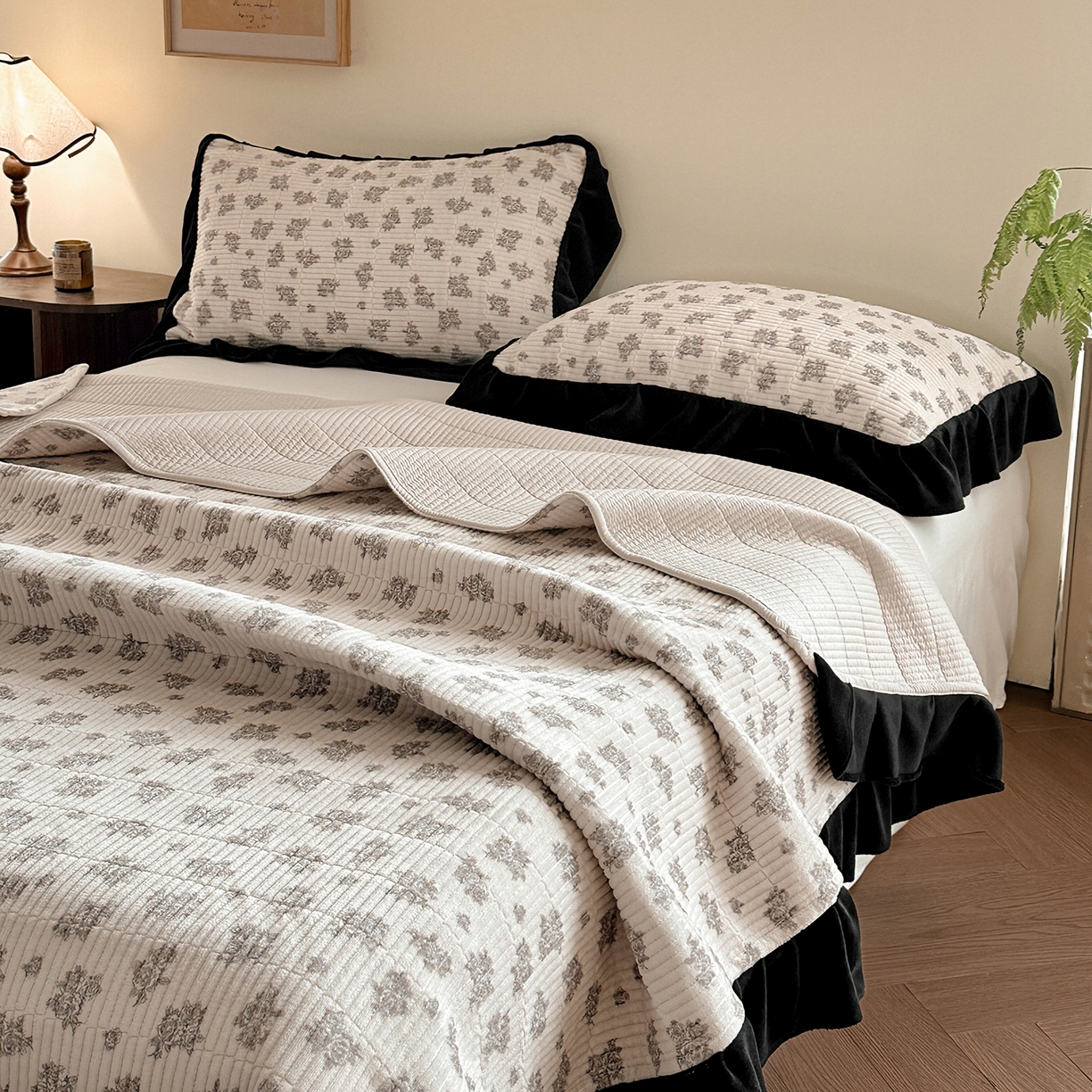 91家纺网 家纺一手货源 找家纺 桃心家居 2025新款韩版花边法式花卉碎花加厚牛奶绒多功能床盖单件单床盖床盖三件套单品 绒床盖-花边清香