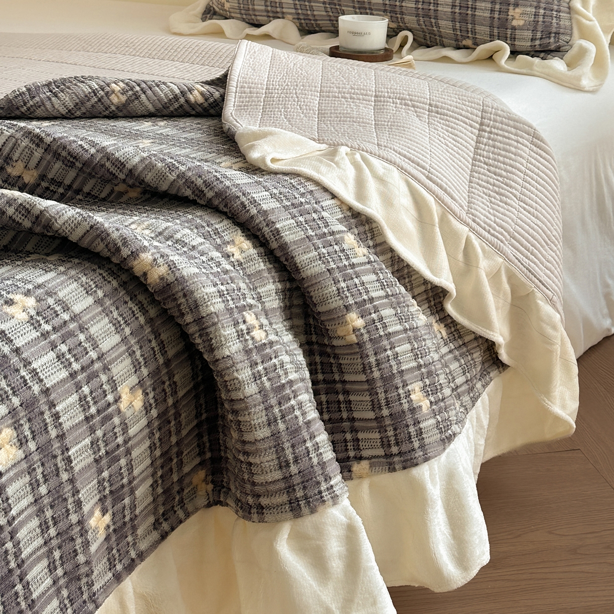 91家纺网 家纺一手货源 找家纺 桃心家居 2025新款韩版花边法式花卉碎花加厚牛奶绒多功能床盖单件单床盖床盖三件套单品 绒床盖-花边冬晚