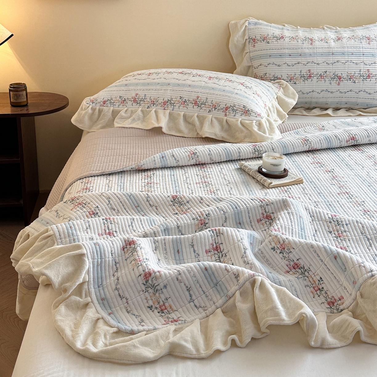 91家纺网 家纺一手货源 找家纺 桃心家居 2025新款韩版花边法式花卉碎花加厚牛奶绒多功能床盖单件单床盖床盖三件套单品 绒床盖-花边安夏