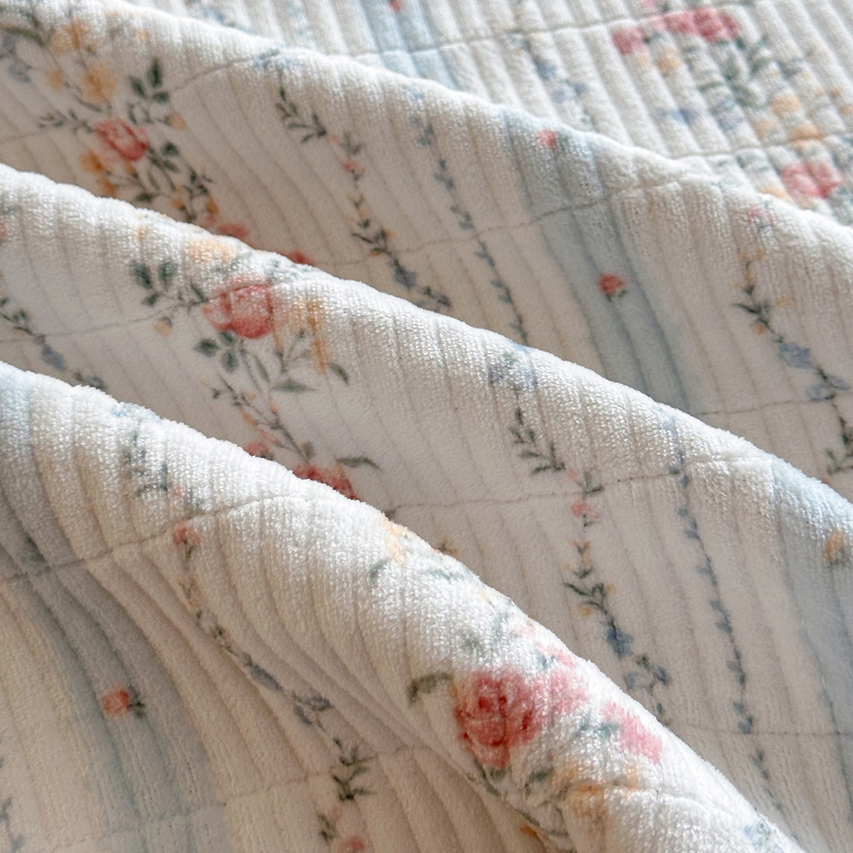 91家纺网 家纺一手货源 找家纺 桃心家居 2025新款韩版花边法式花卉碎花加厚牛奶绒多功能床盖单件单床盖床盖三件套单品 绒床盖-花边安夏