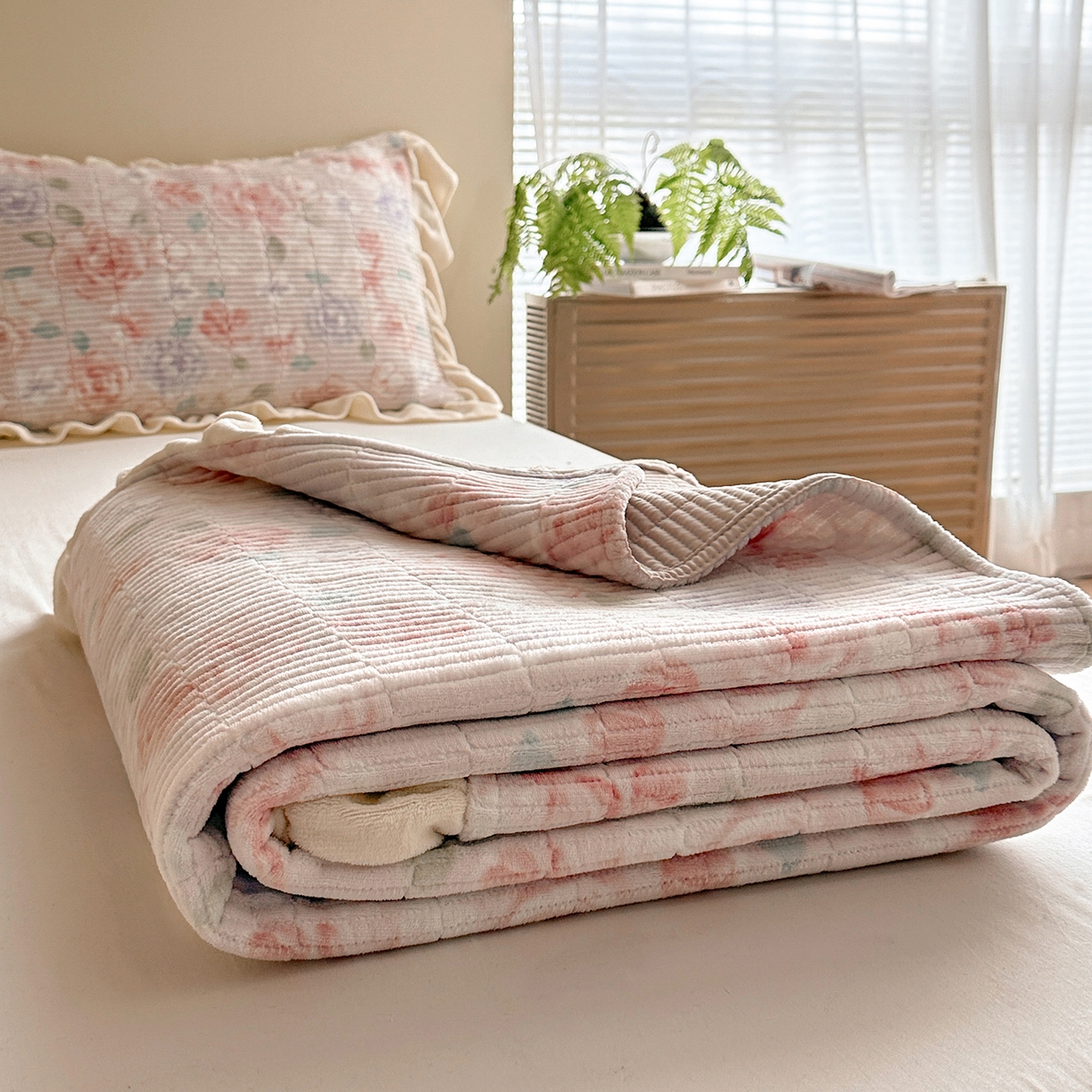 91家纺网 家纺一手货源 找家纺 桃心家居 2025新款韩版花边法式花卉碎花加厚牛奶绒多功能床盖单件单床盖床盖三件套单品 绒床盖-花边微朵粉