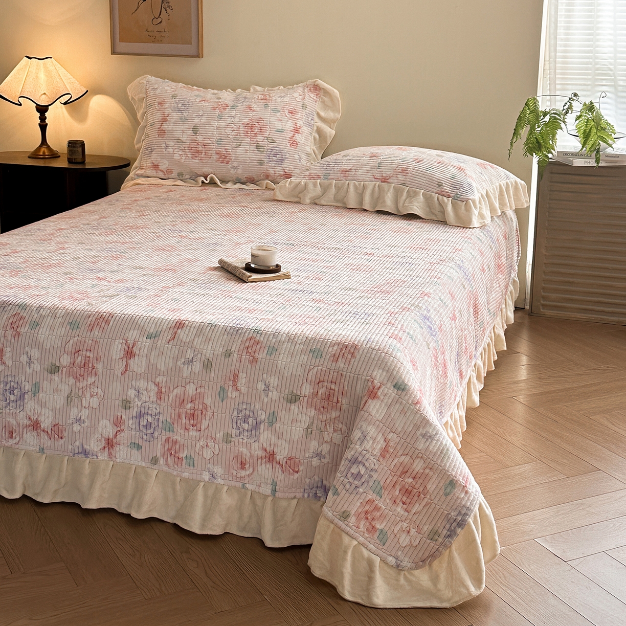 91家纺网 家纺一手货源 找家纺 桃心家居 2025新款韩版花边法式花卉碎花加厚牛奶绒多功能床盖单件单床盖床盖三件套单品 绒床盖-花边微朵粉