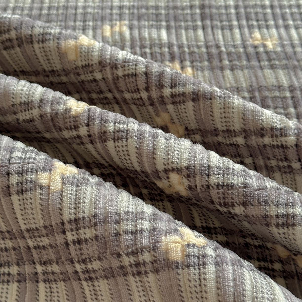 91家纺网 家纺一手货源 找家纺 桃心家居 2025新款韩版花边法式花卉碎花加厚牛奶绒多功能床盖单件单床盖床盖三件套单品 绒床盖-花边冬晚