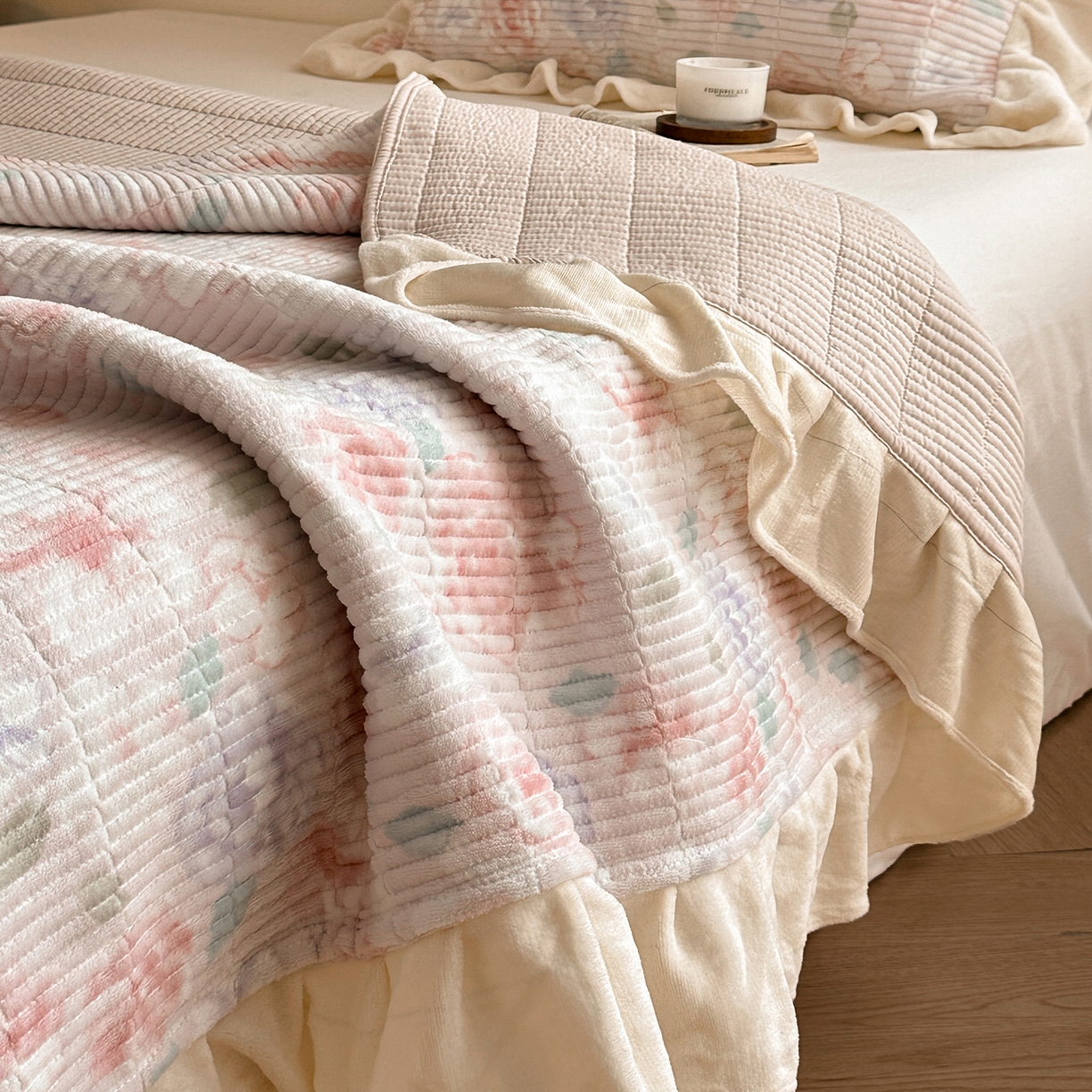 91家纺网 家纺一手货源 找家纺 桃心家居 2025新款韩版花边法式花卉碎花加厚牛奶绒多功能床盖单件单床盖床盖三件套单品 绒床盖-花边微朵粉