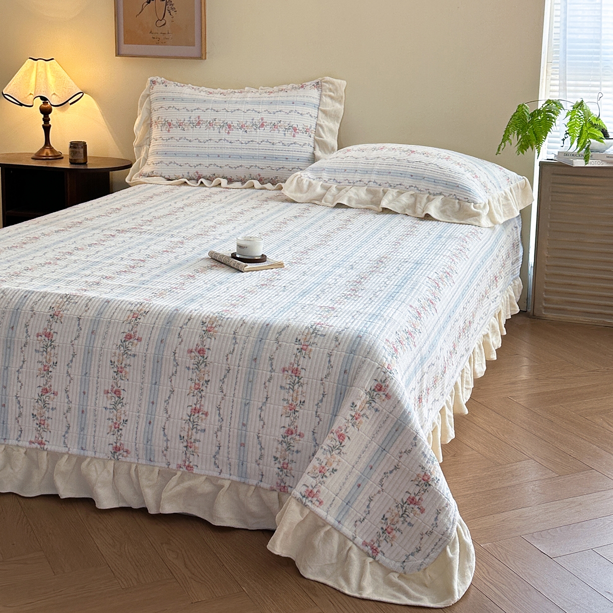 91家纺网 家纺一手货源 找家纺 桃心家居 2025新款韩版花边法式花卉碎花加厚牛奶绒多功能床盖单件单床盖床盖三件套单品 绒床盖-花边安夏