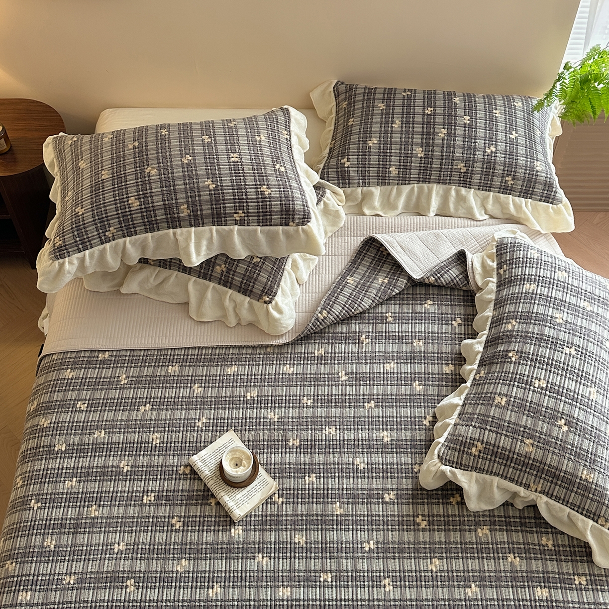 91家纺网 家纺一手货源 找家纺 桃心家居 2025新款韩版花边法式花卉碎花加厚牛奶绒多功能床盖单件单床盖床盖三件套单品 绒床盖-花边冬晚