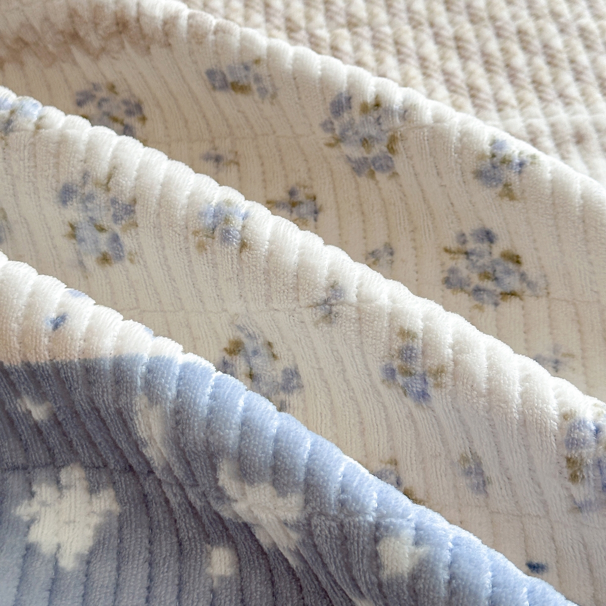 91家纺网 家纺一手货源 找家纺 桃心家居 2025新款韩版花边法式花卉碎花加厚牛奶绒多功能床盖单件单床盖床盖三件套单品 绒床盖-花边柠乐