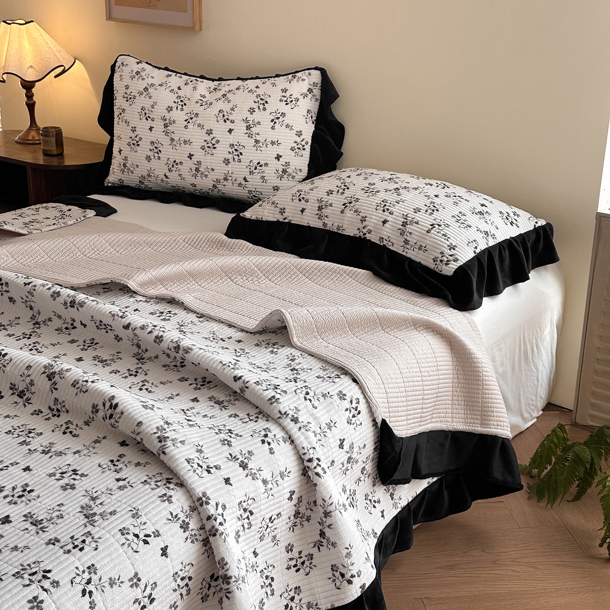 91家纺网 家纺一手货源 找家纺 桃心家居 2025新款韩版花边法式花卉碎花加厚牛奶绒多功能床盖单件单床盖床盖三件套单品 绒床盖-花边梦镜