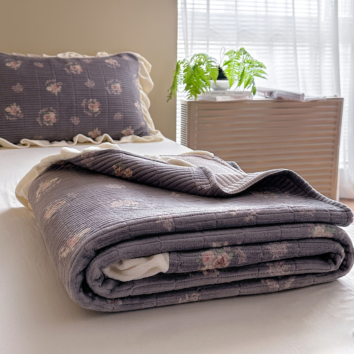 91家纺网 家纺一手货源 找家纺 桃心家居 2025新款韩版花边法式花卉碎花加厚牛奶绒多功能床盖单件单床盖床盖三件套单品 绒床盖-花边北茉