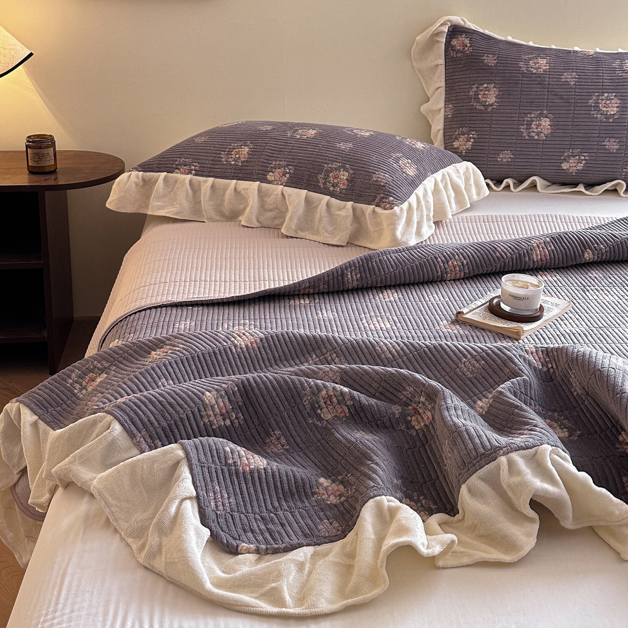 91家纺网 家纺一手货源 找家纺 桃心家居 2025新款韩版花边法式花卉碎花加厚牛奶绒多功能床盖单件单床盖床盖三件套单品 绒床盖-花边北茉