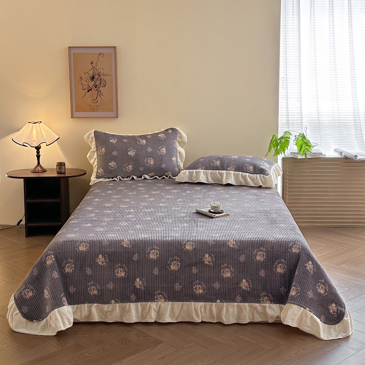 91家纺网 家纺一手货源 找家纺 桃心家居 2025新款韩版花边法式花卉碎花加厚牛奶绒多功能床盖单件单床盖床盖三件套单品 绒床盖-花边北茉