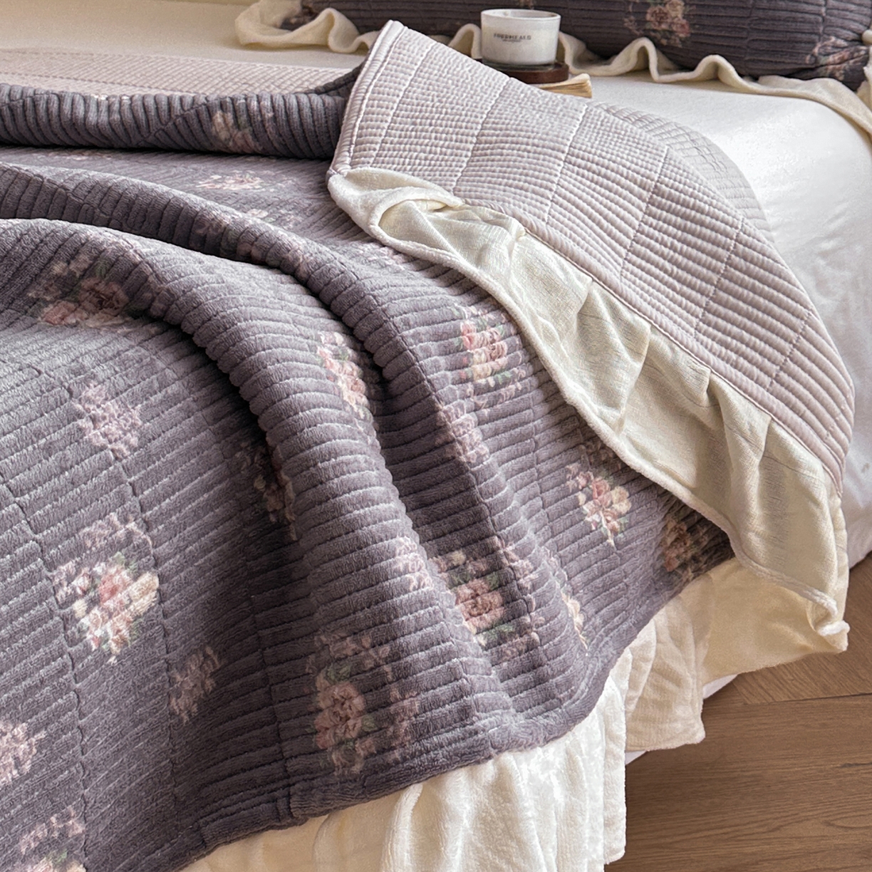 91家纺网 家纺一手货源 找家纺 桃心家居 2025新款韩版花边法式花卉碎花加厚牛奶绒多功能床盖单件单床盖床盖三件套单品 绒床盖-花边北茉