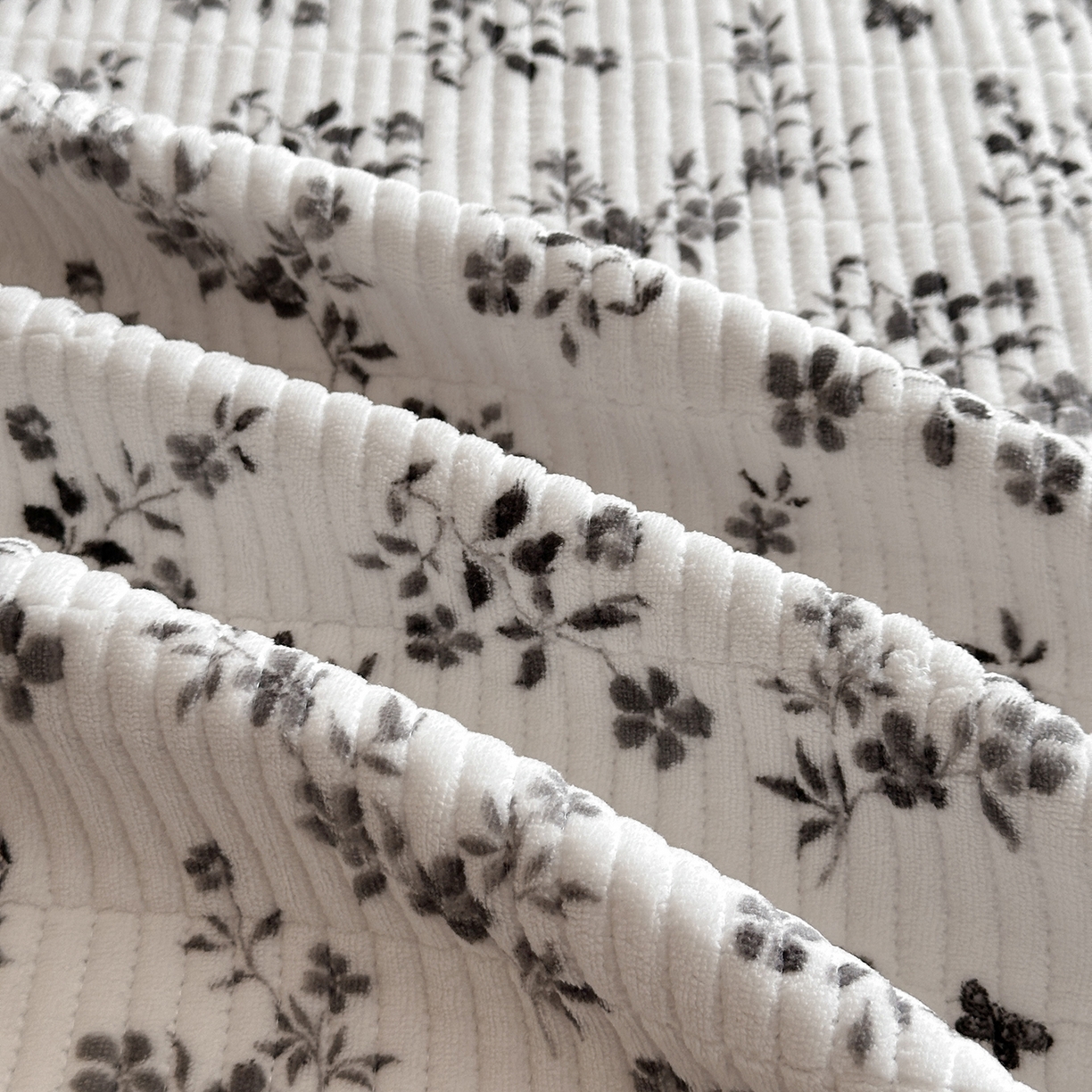 91家纺网 家纺一手货源 找家纺 桃心家居 2025新款韩版花边法式花卉碎花加厚牛奶绒多功能床盖单件单床盖床盖三件套单品 绒床盖-花边梦镜