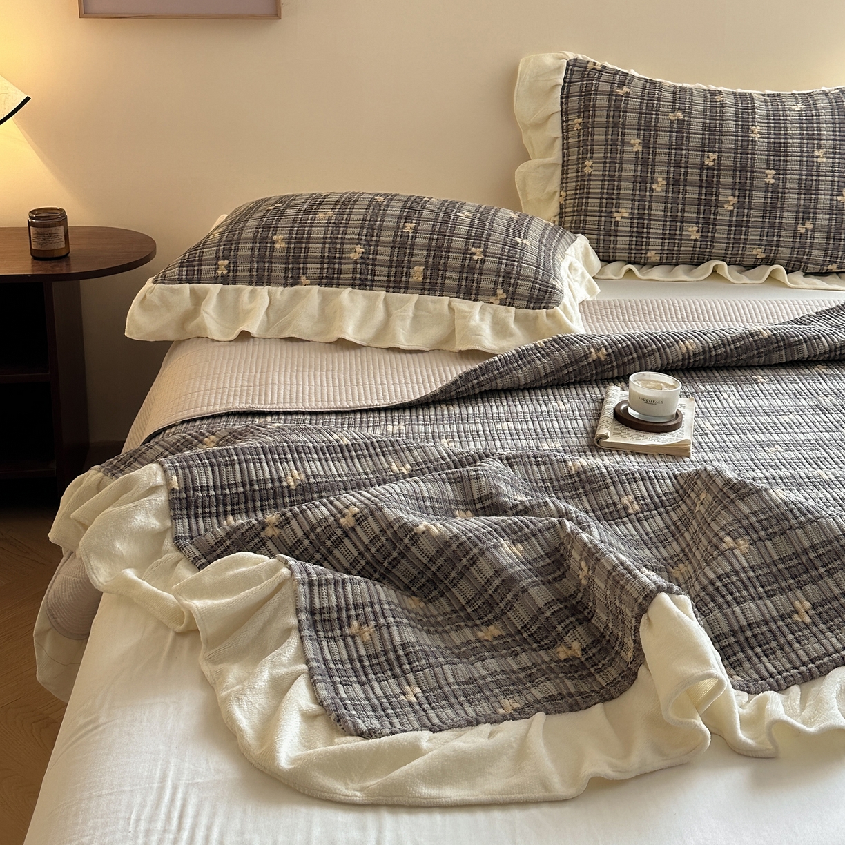 91家纺网 家纺一手货源 找家纺 桃心家居 2025新款韩版花边法式花卉碎花加厚牛奶绒多功能床盖单件单床盖床盖三件套单品 绒床盖-花边冬晚