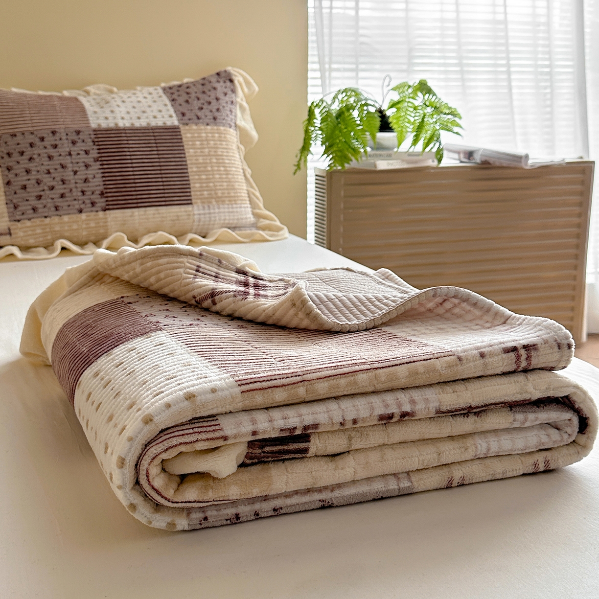 91家纺网 家纺一手货源 找家纺 桃心家居 2025新款韩版花边法式花卉碎花加厚牛奶绒多功能床盖单件单床盖床盖三件套单品 绒床盖-花边松石紫