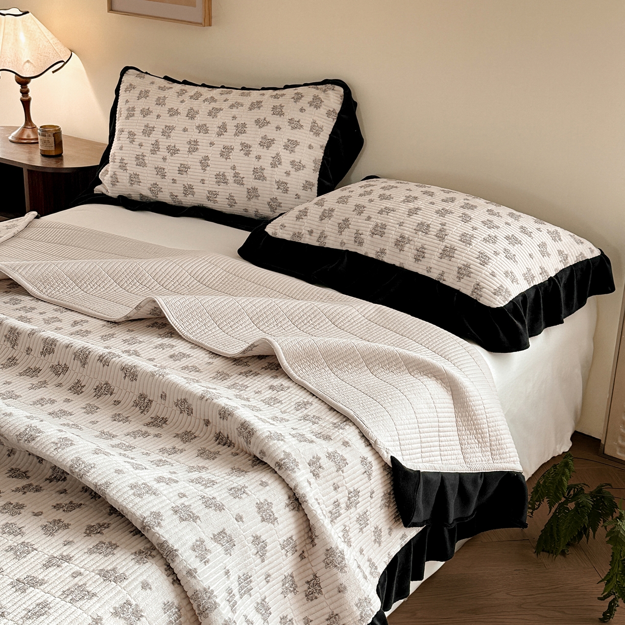 91家纺网 家纺一手货源 找家纺 桃心家居 2025新款韩版花边法式花卉碎花加厚牛奶绒多功能床盖单件单床盖床盖三件套单品 绒床盖-花边清香