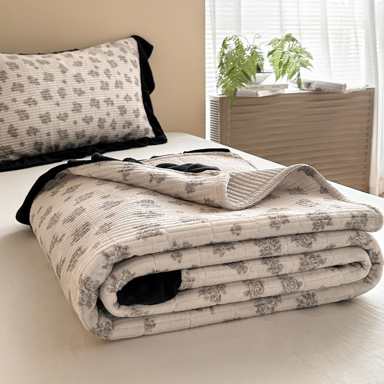 91家纺网 家纺一手货源 找家纺 桃心家居 2025新款韩版花边法式花卉碎花加厚牛奶绒多功能床盖单件单床盖床盖三件套单品 绒床盖-花边清香