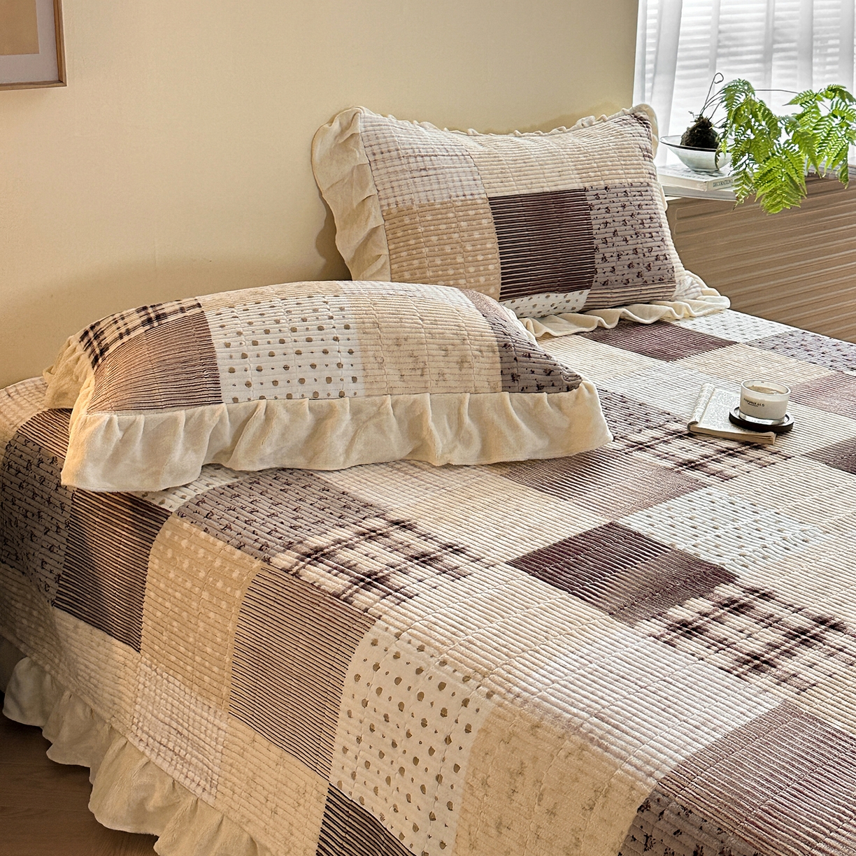 91家纺网 家纺一手货源 找家纺 桃心家居 2025新款韩版花边法式花卉碎花加厚牛奶绒多功能床盖单件单床盖床盖三件套单品 绒床盖-花边松石紫