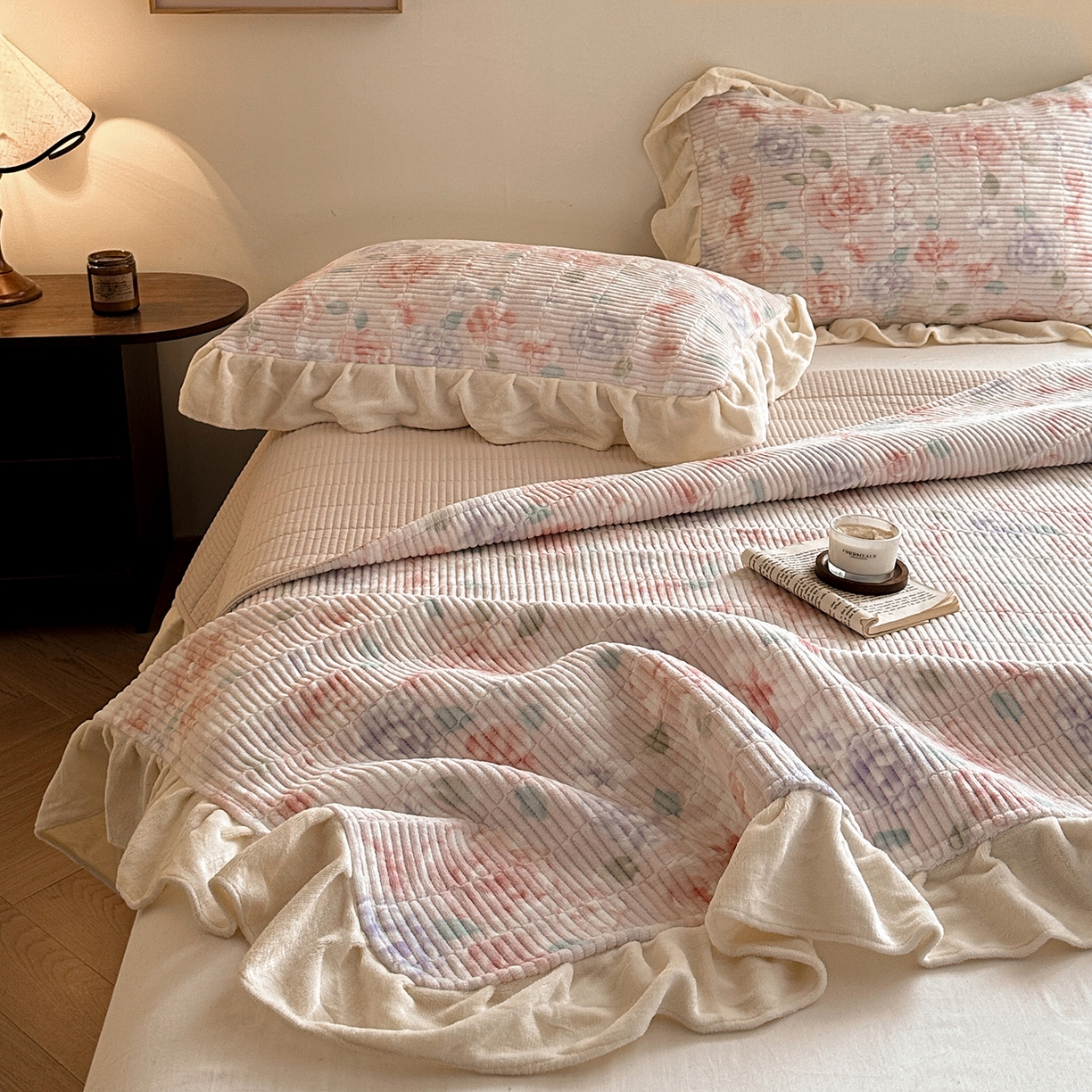 91家纺网 家纺一手货源 找家纺 桃心家居 2025新款韩版花边法式花卉碎花加厚牛奶绒多功能床盖单件单床盖床盖三件套单品 绒床盖-花边微朵粉