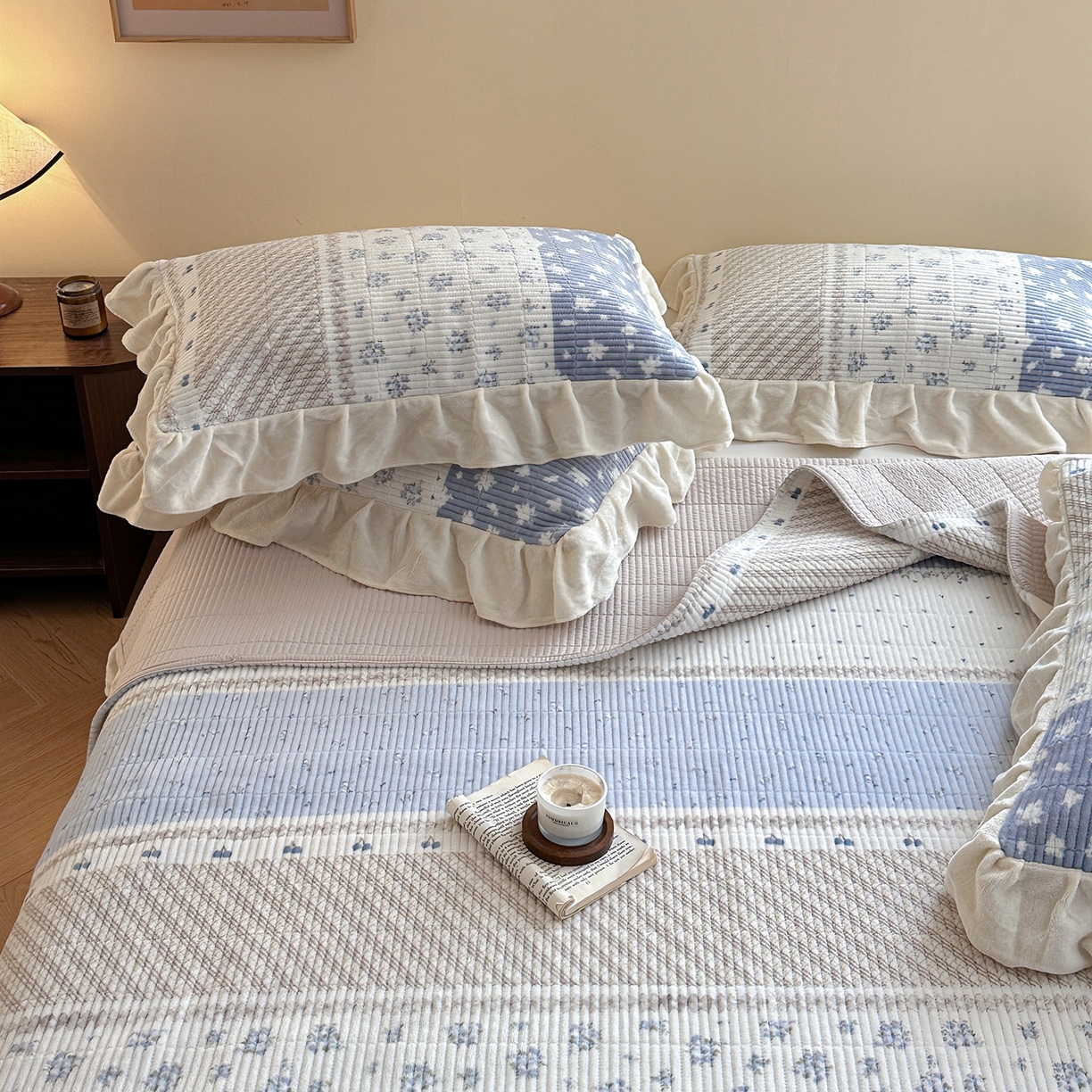 91家纺网 家纺一手货源 找家纺 桃心家居 2025新款韩版花边法式花卉碎花加厚牛奶绒多功能床盖单件单床盖床盖三件套单品 绒床盖-花边柠乐