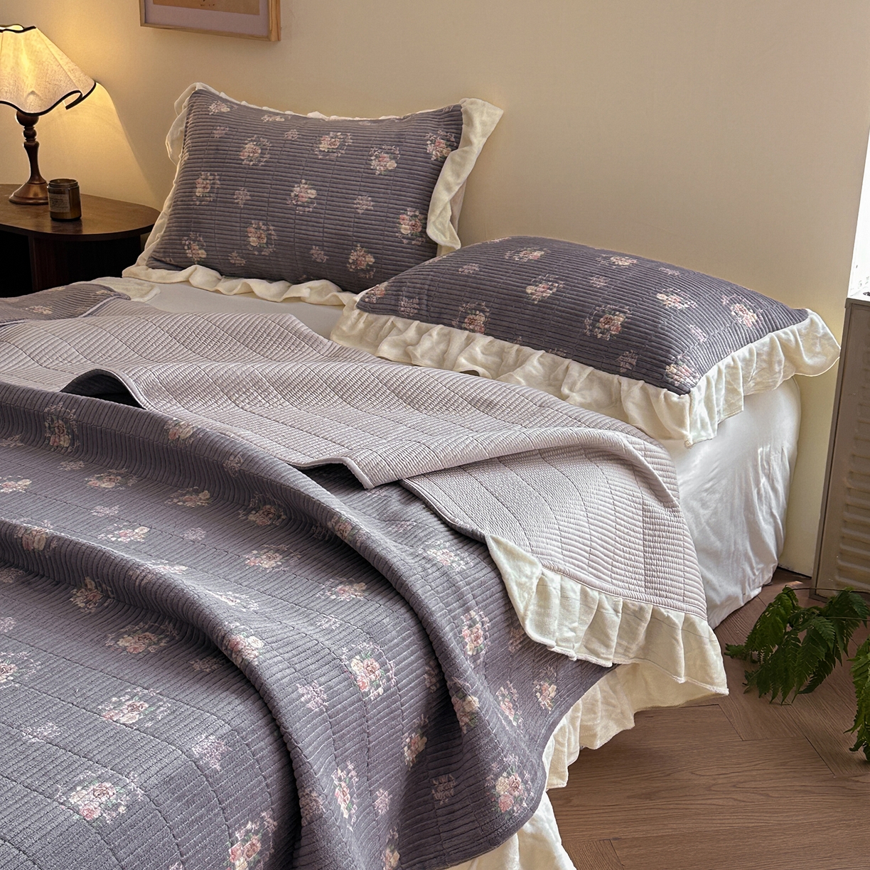 91家纺网 家纺一手货源 找家纺 桃心家居 2025新款韩版花边法式花卉碎花加厚牛奶绒多功能床盖单件单床盖床盖三件套单品 绒床盖-花边北茉