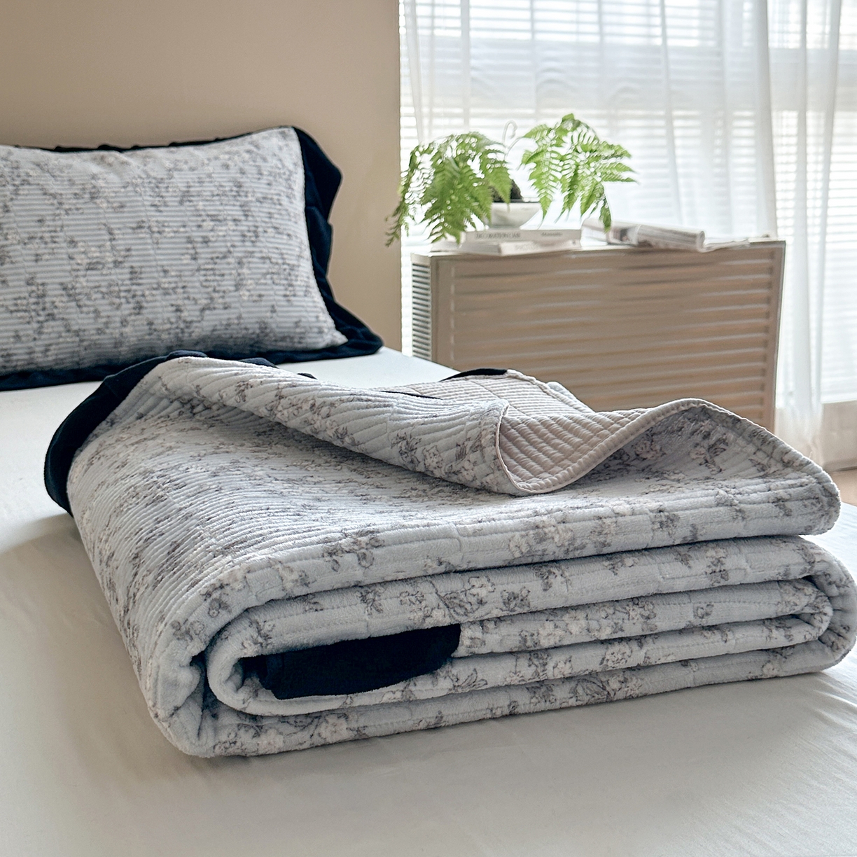 91家纺网 家纺一手货源 找家纺 桃心家居 2025新款韩版花边法式花卉碎花加厚牛奶绒多功能床盖单件单床盖床盖三件套单品 绒床盖-花边梦雅