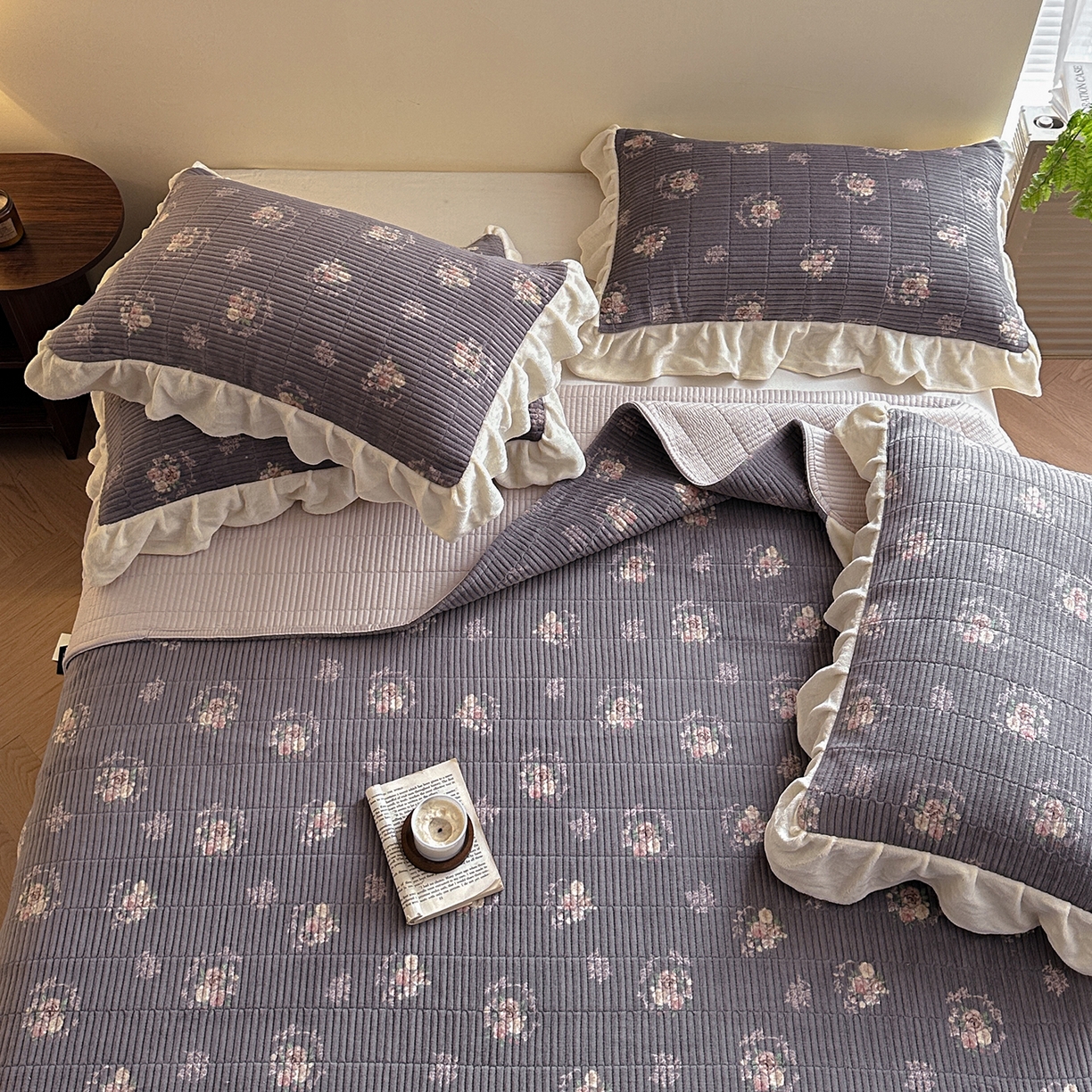 91家纺网 家纺一手货源 找家纺 桃心家居 2025新款韩版花边法式花卉碎花加厚牛奶绒多功能床盖单件单床盖床盖三件套单品 绒床盖-花边北茉