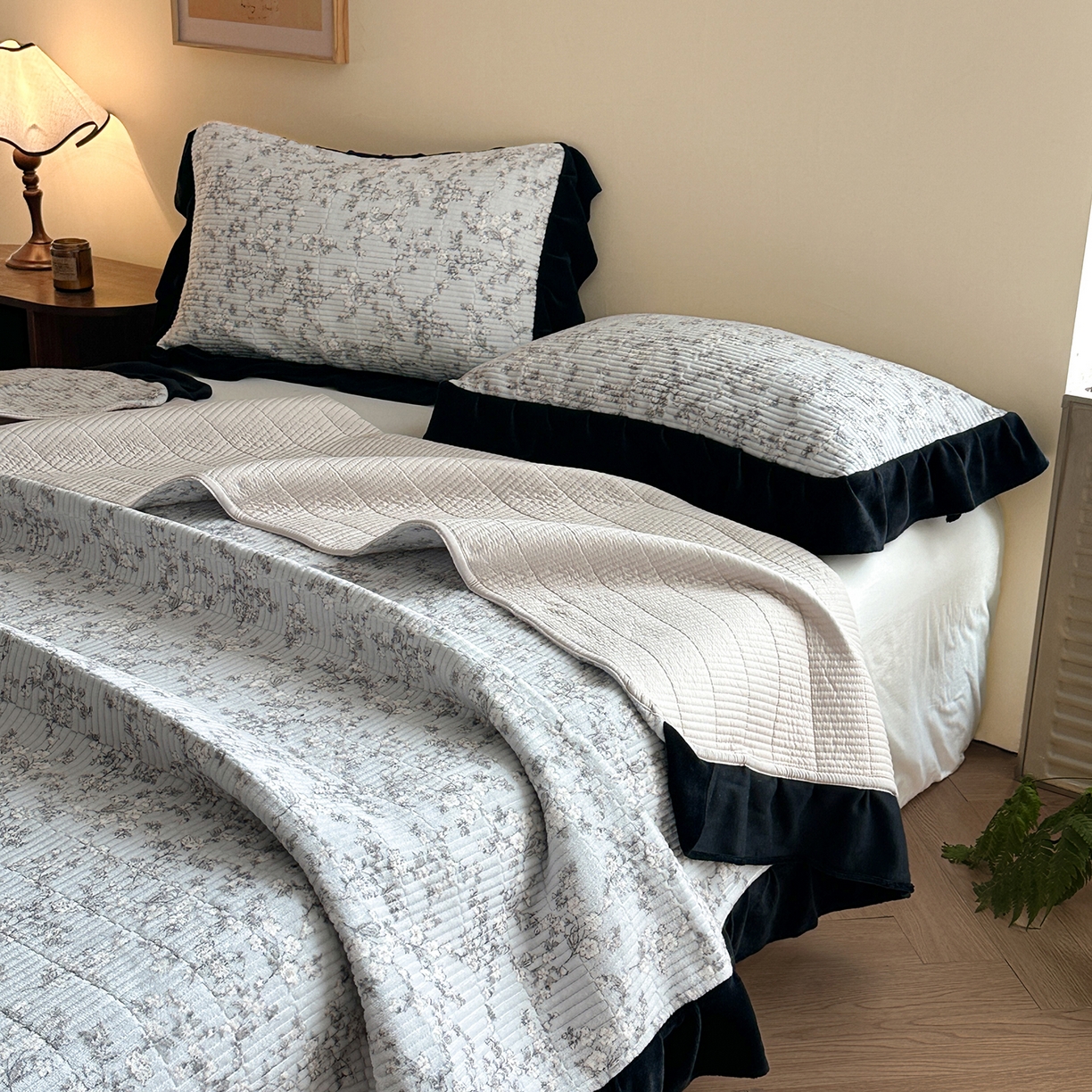 91家纺网 家纺一手货源 找家纺 桃心家居 2025新款韩版花边法式花卉碎花加厚牛奶绒多功能床盖单件单床盖床盖三件套单品 绒床盖-花边梦雅