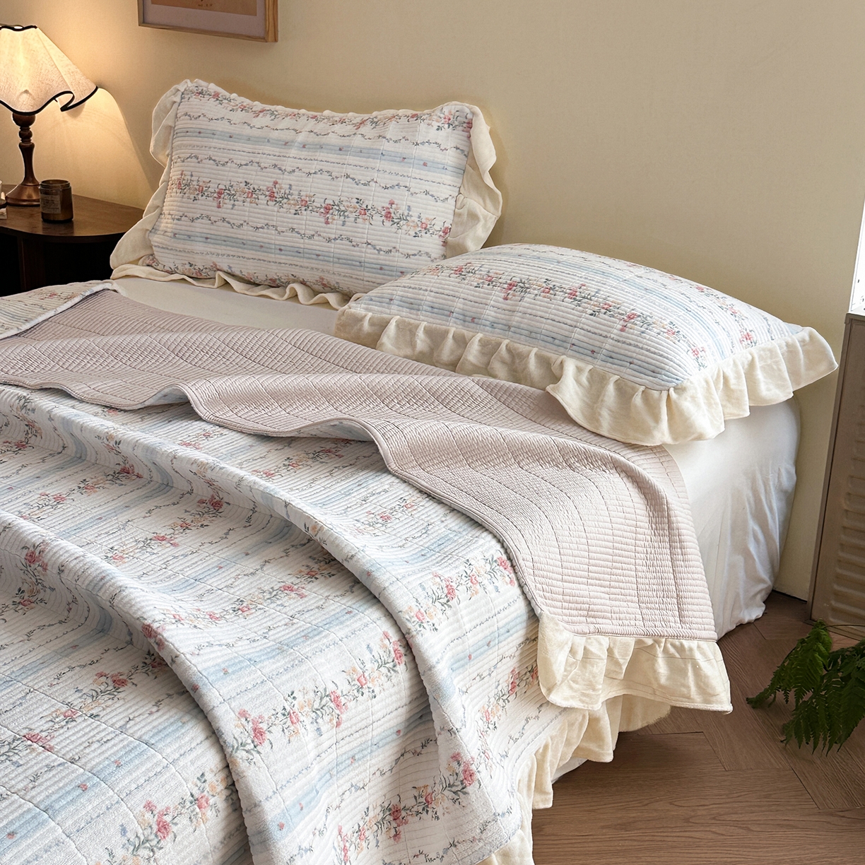 91家纺网 家纺一手货源 找家纺 桃心家居 2025新款韩版花边法式花卉碎花加厚牛奶绒多功能床盖单件单床盖床盖三件套单品 绒床盖-花边安夏