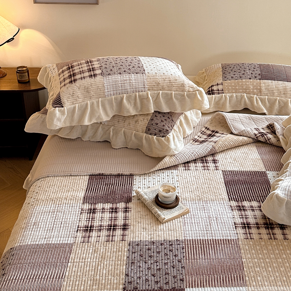 91家纺网 家纺一手货源 找家纺 桃心家居 2025新款韩版花边法式花卉碎花加厚牛奶绒多功能床盖单件单床盖床盖三件套单品 绒床盖-花边松石紫