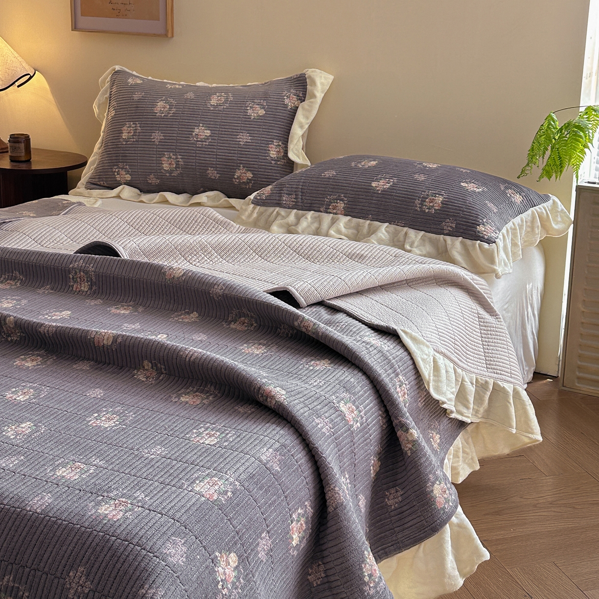 91家纺网 家纺一手货源 找家纺 桃心家居 2025新款韩版花边法式花卉碎花加厚牛奶绒多功能床盖单件单床盖床盖三件套单品 绒床盖-花边北茉