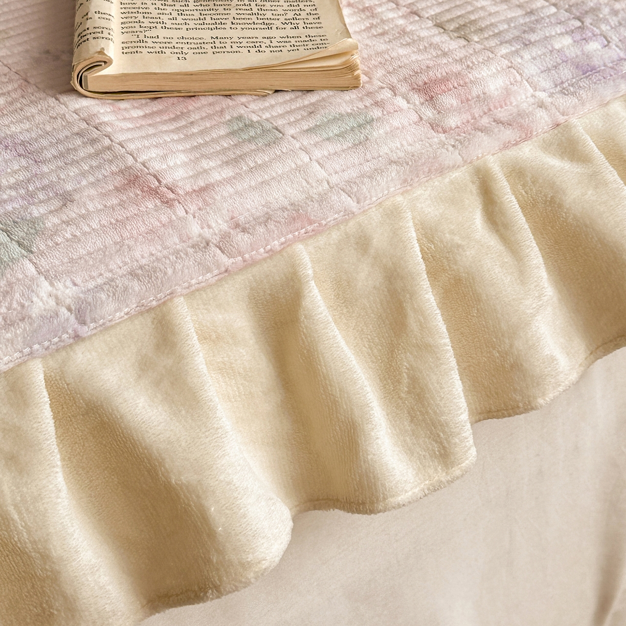 91家纺网 家纺一手货源 找家纺 桃心家居 2025新款韩版花边法式花卉碎花加厚牛奶绒多功能床盖单件单床盖床盖三件套单品 绒床盖-花边微朵粉