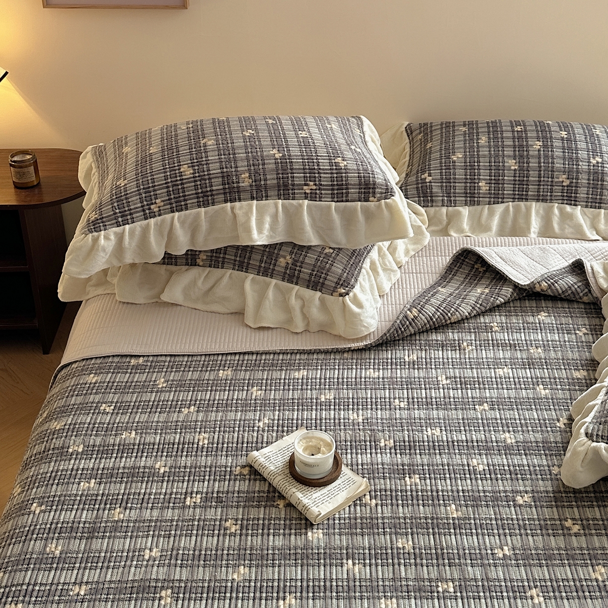 91家纺网 家纺一手货源 找家纺 桃心家居 2025新款韩版花边法式花卉碎花加厚牛奶绒多功能床盖单件单床盖床盖三件套单品 绒床盖-花边冬晚