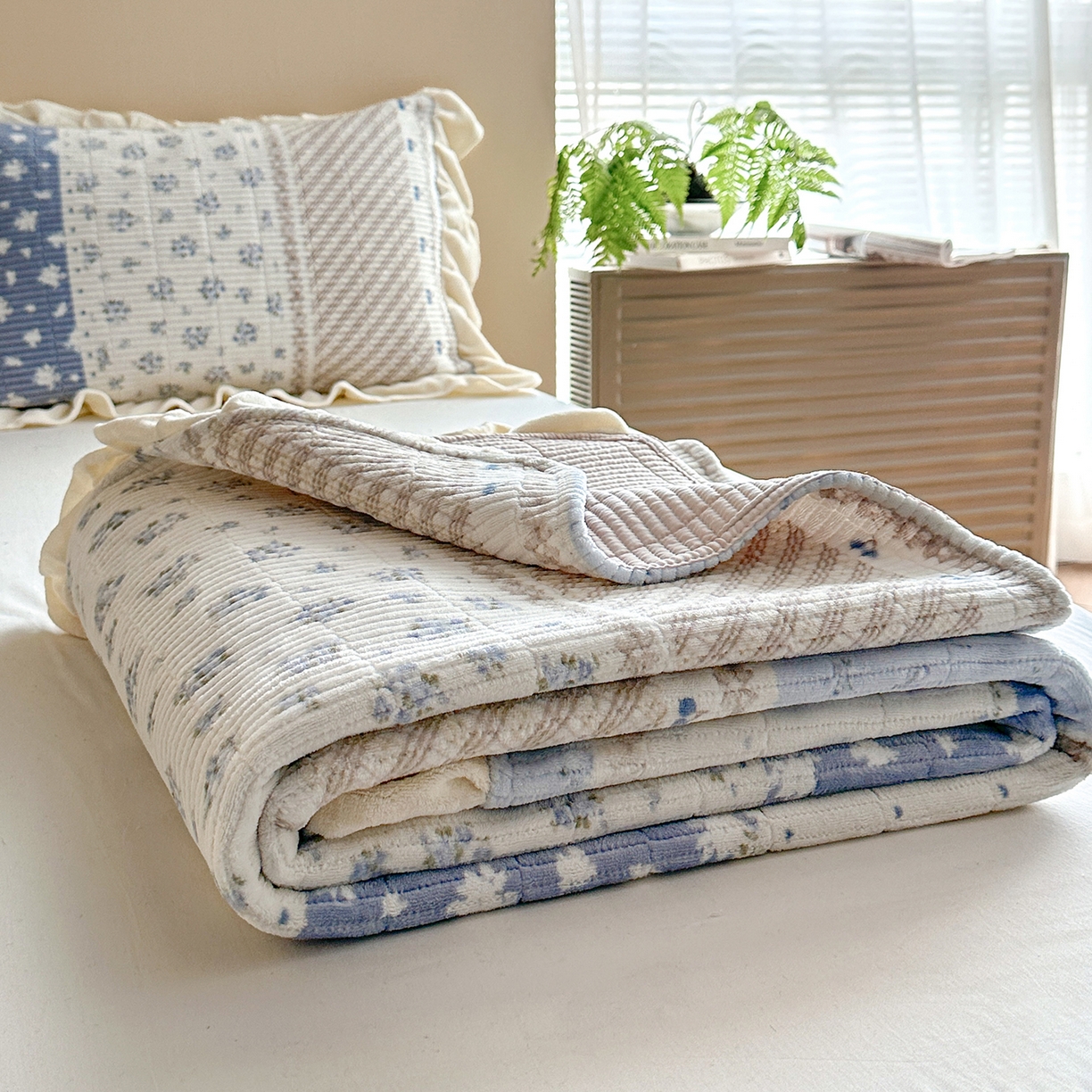 91家纺网 家纺一手货源 找家纺 桃心家居 2025新款韩版花边法式花卉碎花加厚牛奶绒多功能床盖单件单床盖床盖三件套单品 绒床盖-花边柠乐