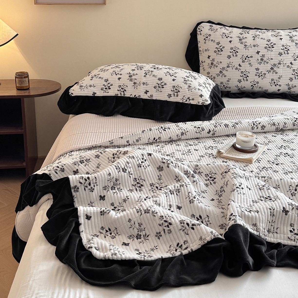 91家纺网 家纺一手货源 找家纺 桃心家居 2025新款韩版花边法式花卉碎花加厚牛奶绒多功能床盖单件单床盖床盖三件套单品 绒床盖-花边梦镜