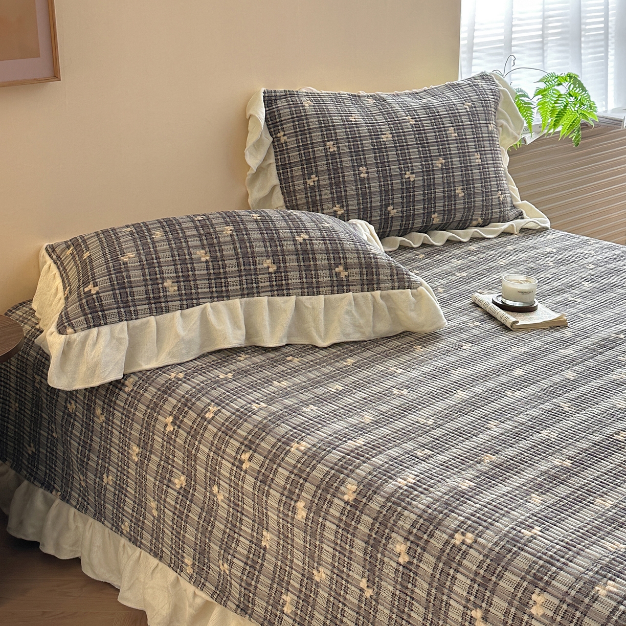 91家纺网 家纺一手货源 找家纺 桃心家居 2025新款韩版花边法式花卉碎花加厚牛奶绒多功能床盖单件单床盖床盖三件套单品 绒床盖-花边冬晚