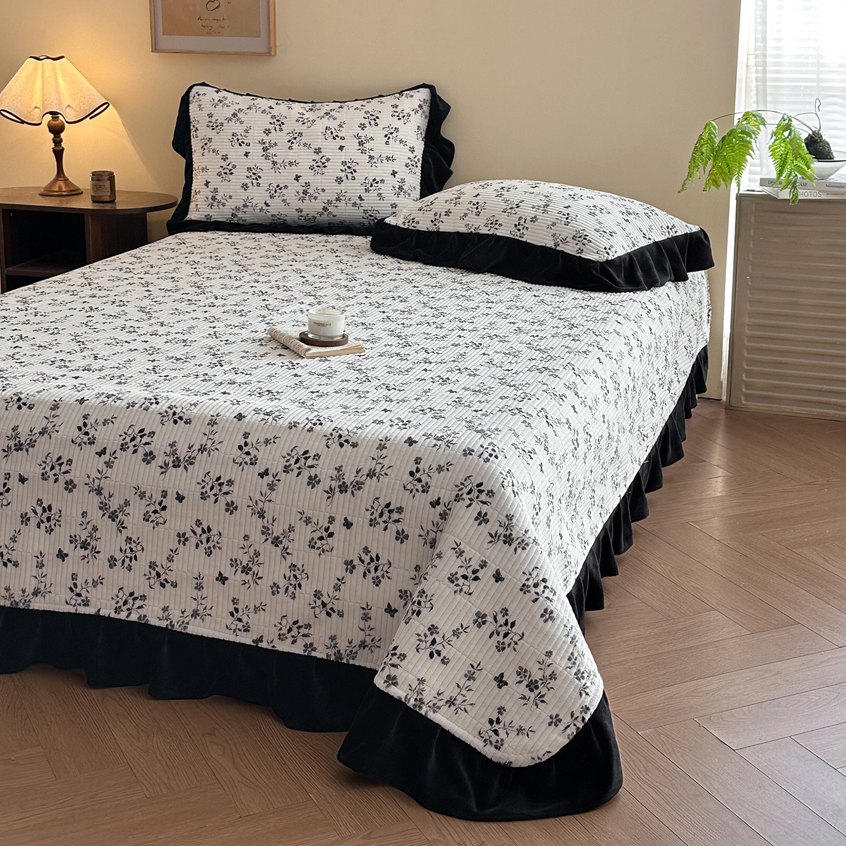 91家纺网 家纺一手货源 找家纺 桃心家居 2025新款韩版花边法式花卉碎花加厚牛奶绒多功能床盖单件单床盖床盖三件套单品 绒床盖-花边梦镜